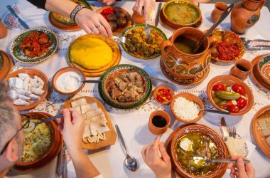 Moldova Cumhuriyeti 'nden gelen kırsal bir restoranda taze geleneksel Romen yemekleri servis ediliyor.