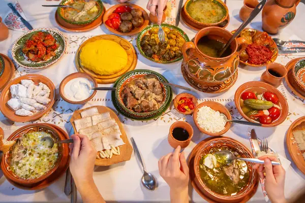 Moldova Cumhuriyeti 'nden gelen kırsal bir restoranda taze geleneksel Romen yemekleri servis ediliyor.