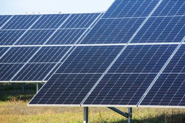 Fotovoltaik ya da güneş panelleri alanı. Alternatif enerji. Küresel ısınma durduruluyor.