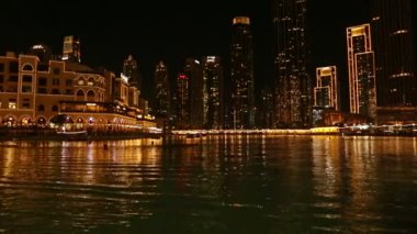 Gece Dubai 'deki dans eden fıskiyelerin videosu. BAE 'deki ünlü ışık ve su fuarı.