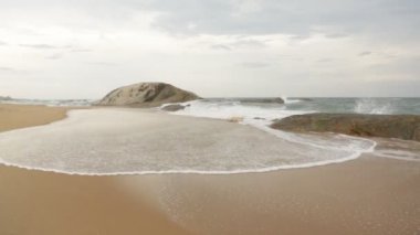 Sri Lanka 'da Hint Okyanusu kıyısında bir video. Sahil sakin dalgalarla dolu.