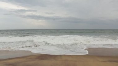 Sri Lanka 'da Hint Okyanusu kıyısında bir video. Sahil sakin dalgalarla dolu.