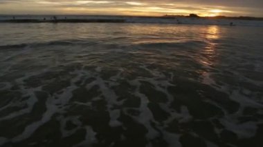 Sri Lanka 'da Hint Okyanusu kıyısında bir video. Sahil sakin dalgalarla dolu.