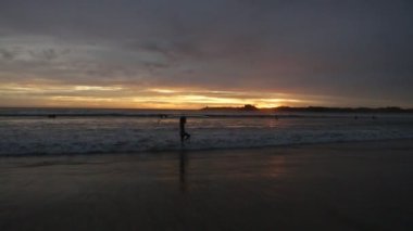 Sri Lanka 'da Hint Okyanusu kıyısında bir video. Sahil sakin dalgalarla dolu.