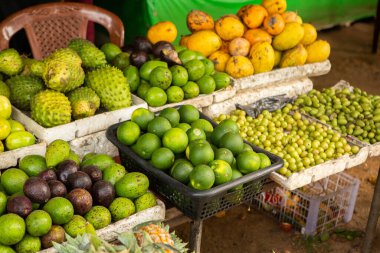 Sri Lanka 'da yerel bir markette meyve ve sebzeler. Asya sokaklarında tropikal veya egzotik meyveler.