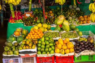 Sri Lanka 'da yerel bir markette meyve ve sebzeler. Asya sokaklarında tropikal veya egzotik meyveler.