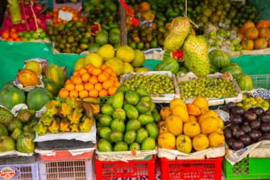Sri Lanka 'da yerel bir markette meyve ve sebzeler. Asya sokaklarında tropikal veya egzotik meyveler.