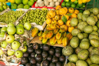 Sri Lanka 'da yerel bir markette meyve ve sebzeler. Asya sokaklarında tropikal veya egzotik meyveler.