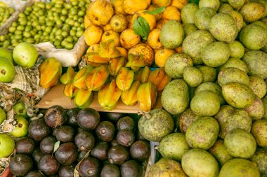 Sri Lanka 'da yerel bir markette meyve ve sebzeler. Asya sokaklarında tropikal veya egzotik meyveler.