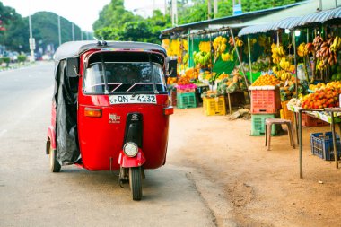 Sri Lanka 'da yerel bir markette meyve ve sebzeler. Asya sokaklarında tropikal veya egzotik meyveler.