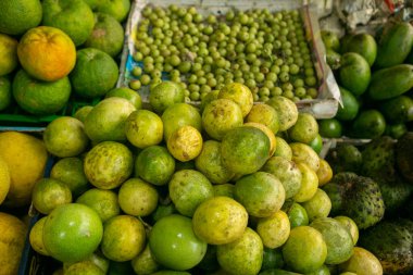 Sri Lanka 'da yerel bir markette meyve ve sebzeler. Asya sokaklarında tropikal veya egzotik meyveler.