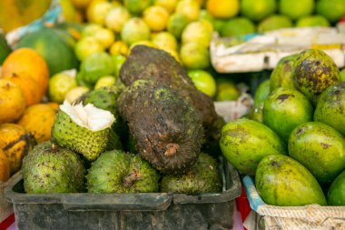 Sri Lanka 'da yerel bir markette meyve ve sebzeler. Asya sokaklarında tropikal veya egzotik meyveler.