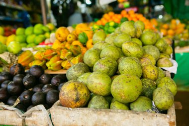 Sri Lanka 'da yerel bir markette meyve ve sebzeler. Asya sokaklarında tropikal veya egzotik meyveler.