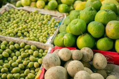 Sri Lanka 'da yerel bir markette meyve ve sebzeler. Asya sokaklarında tropikal veya egzotik meyveler.