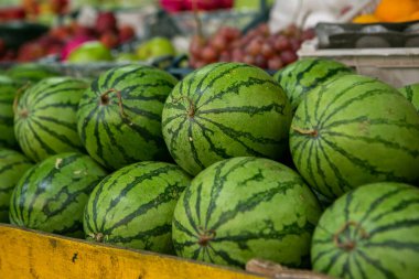 Sri Lanka 'da yerel bir markette meyve ve sebzeler. Asya sokaklarında tropikal veya egzotik meyveler.