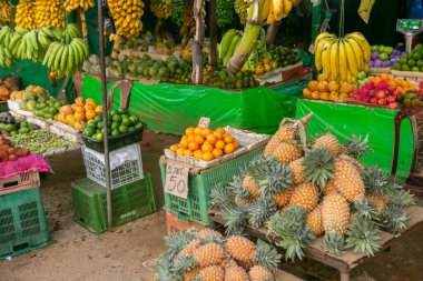 Sri Lanka 'da yerel bir markette meyve ve sebzeler. Asya sokaklarında tropikal veya egzotik meyveler.