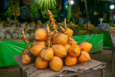 Sri Lanka 'da yerel bir markette meyve ve sebzeler. Asya sokaklarında tropikal veya egzotik meyveler.
