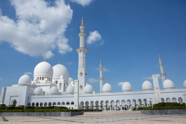 Birleşik Arap Emirlikleri 'nin başkenti Abu Dabi' deki büyük caminin fotoğrafı. İslam dininin sembolü.