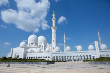 Birleşik Arap Emirlikleri 'nin başkenti Abu Dabi' deki büyük caminin fotoğrafı. İslam dininin sembolü.
