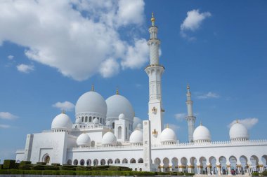 Birleşik Arap Emirlikleri 'nin başkenti Abu Dabi' deki büyük caminin fotoğrafı. İslam dininin sembolü.