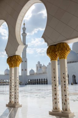Birleşik Arap Emirlikleri 'nin başkenti Abu Dabi' deki büyük caminin fotoğrafı. İslam dininin sembolü.