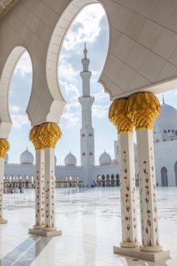 Birleşik Arap Emirlikleri 'nin başkenti Abu Dabi' deki büyük caminin fotoğrafı. İslam dininin sembolü.