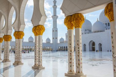 Birleşik Arap Emirlikleri 'nin başkenti Abu Dabi' deki büyük caminin fotoğrafı. İslam dininin sembolü.