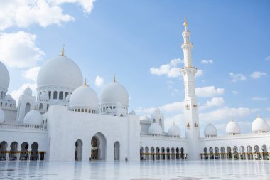 Birleşik Arap Emirlikleri 'nin başkenti Abu Dabi' deki büyük caminin fotoğrafı. İslam dininin sembolü.