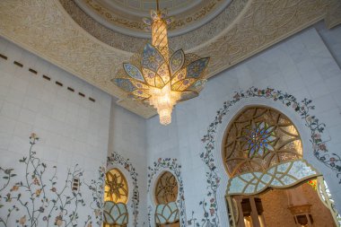 Birleşik Arap Emirlikleri 'nin başkenti Abu Dabi' deki büyük caminin fotoğrafı. İslam dininin sembolü.