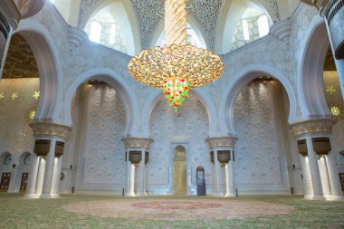 Birleşik Arap Emirlikleri 'nin başkenti Abu Dabi' deki büyük caminin fotoğrafı. İslam dininin sembolü.