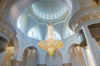 Birleşik Arap Emirlikleri 'nin başkenti Abu Dabi' deki büyük caminin fotoğrafı. İslam dininin sembolü.