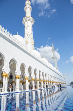 Birleşik Arap Emirlikleri 'nin başkenti Abu Dabi' deki büyük caminin fotoğrafı. İslam dininin sembolü.