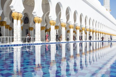 Birleşik Arap Emirlikleri 'nin başkenti Abu Dabi' deki büyük caminin fotoğrafı. İslam dininin sembolü.