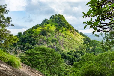 Dambulla, Sri Lanka 'daki en büyük ve en iyi korunmuş mağara tapınağı kompleksidir. Sri Lanka 'da Budizm