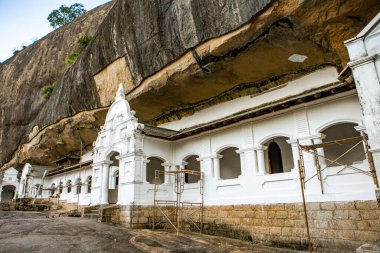 Dambulla, Sri Lanka 'daki en büyük ve en iyi korunmuş mağara tapınağı kompleksidir. Sri Lanka 'da Budizm