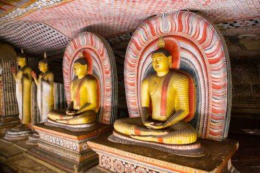 Dambulla, Sri Lanka 'daki en büyük ve en iyi korunmuş mağara tapınağı kompleksidir. Sri Lanka 'da Budizm
