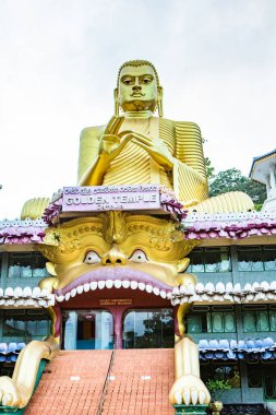 Dambulla, Sri Lanka 'daki en büyük ve en iyi korunmuş mağara tapınağı kompleksidir. Sri Lanka 'da Budizm