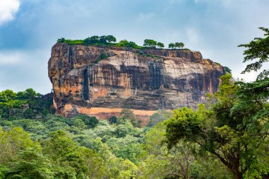 Sigirya, Sri Lanka 'da bulunan antik bir kaya kalesidir. UNESCO Dünya Mirası Bölgesi ve Sri Lanka 'nın gezginler için en ikonik simgelerinden biri..