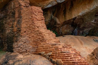 Sigirya, Sri Lanka 'da bulunan antik bir kaya kalesidir. UNESCO Dünya Mirası Bölgesi ve Sri Lanka 'nın gezginler için en ikonik simgelerinden biri..