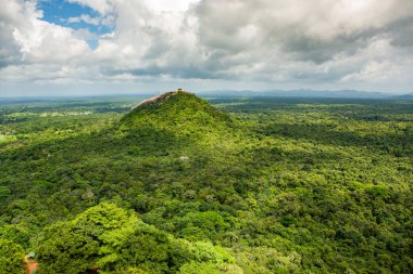 Sigirya, Sri Lanka 'da bulunan antik bir kaya kalesidir. UNESCO Dünya Mirası Bölgesi ve Sri Lanka 'nın gezginler için en ikonik simgelerinden biri..