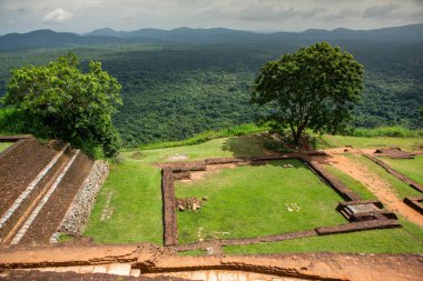 Sigirya, Sri Lanka 'da bulunan antik bir kaya kalesidir. UNESCO Dünya Mirası Bölgesi ve Sri Lanka 'nın gezginler için en ikonik simgelerinden biri..