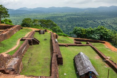 Sigirya, Sri Lanka 'da bulunan antik bir kaya kalesidir. UNESCO Dünya Mirası Bölgesi ve Sri Lanka 'nın gezginler için en ikonik simgelerinden biri..