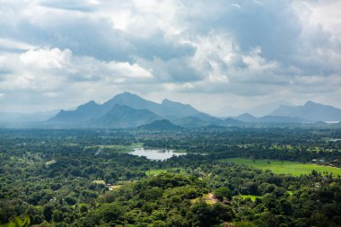 Sigirya, Sri Lanka 'da bulunan antik bir kaya kalesidir. UNESCO Dünya Mirası Bölgesi ve Sri Lanka 'nın gezginler için en ikonik simgelerinden biri..