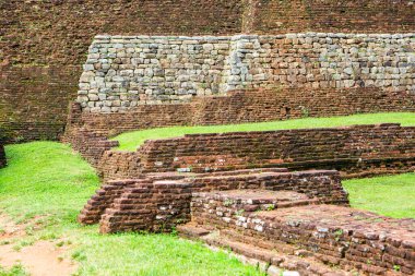 Sigirya, Sri Lanka 'da bulunan antik bir kaya kalesidir. UNESCO Dünya Mirası Bölgesi ve Sri Lanka 'nın gezginler için en ikonik simgelerinden biri..