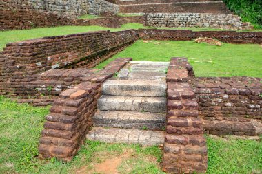 Sigirya, Sri Lanka 'da bulunan antik bir kaya kalesidir. UNESCO Dünya Mirası Bölgesi ve Sri Lanka 'nın gezginler için en ikonik simgelerinden biri..