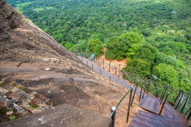 Sigirya, Sri Lanka 'da bulunan antik bir kaya kalesidir. UNESCO Dünya Mirası Bölgesi ve Sri Lanka 'nın gezginler için en ikonik simgelerinden biri..