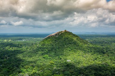 Sigirya, Sri Lanka 'da bulunan antik bir kaya kalesidir. UNESCO Dünya Mirası Bölgesi ve Sri Lanka 'nın gezginler için en ikonik simgelerinden biri..