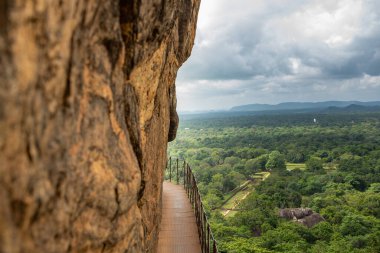 Sigirya, Sri Lanka 'da bulunan antik bir kaya kalesidir. UNESCO Dünya Mirası Bölgesi ve Sri Lanka 'nın gezginler için en ikonik simgelerinden biri..