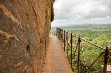 Sigirya, Sri Lanka 'da bulunan antik bir kaya kalesidir. UNESCO Dünya Mirası Bölgesi ve Sri Lanka 'nın gezginler için en ikonik simgelerinden biri..