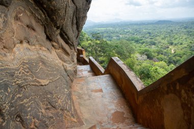 Sigirya, Sri Lanka 'da bulunan antik bir kaya kalesidir. UNESCO Dünya Mirası Bölgesi ve Sri Lanka 'nın gezginler için en ikonik simgelerinden biri..